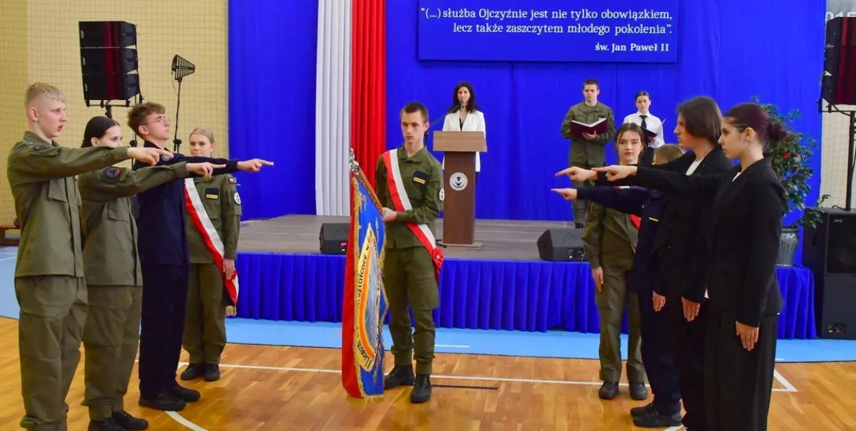 Kartuzy. Ślubowanie w II LO. "Służba Ojczyźnie to zaszczyt młodego pokolenia"