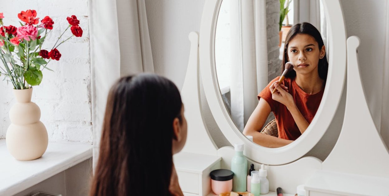 Gdzie najlepiej ustawić toaletkę względem okna?