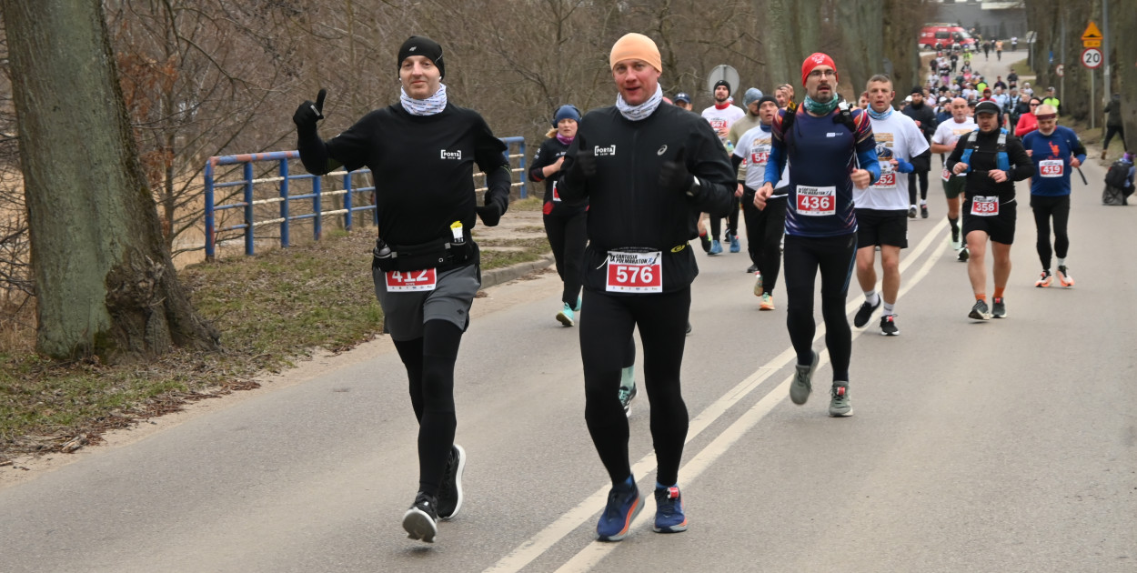Biegowe święto w Kartuzach. Setki zawodników na starcie półmaratonu