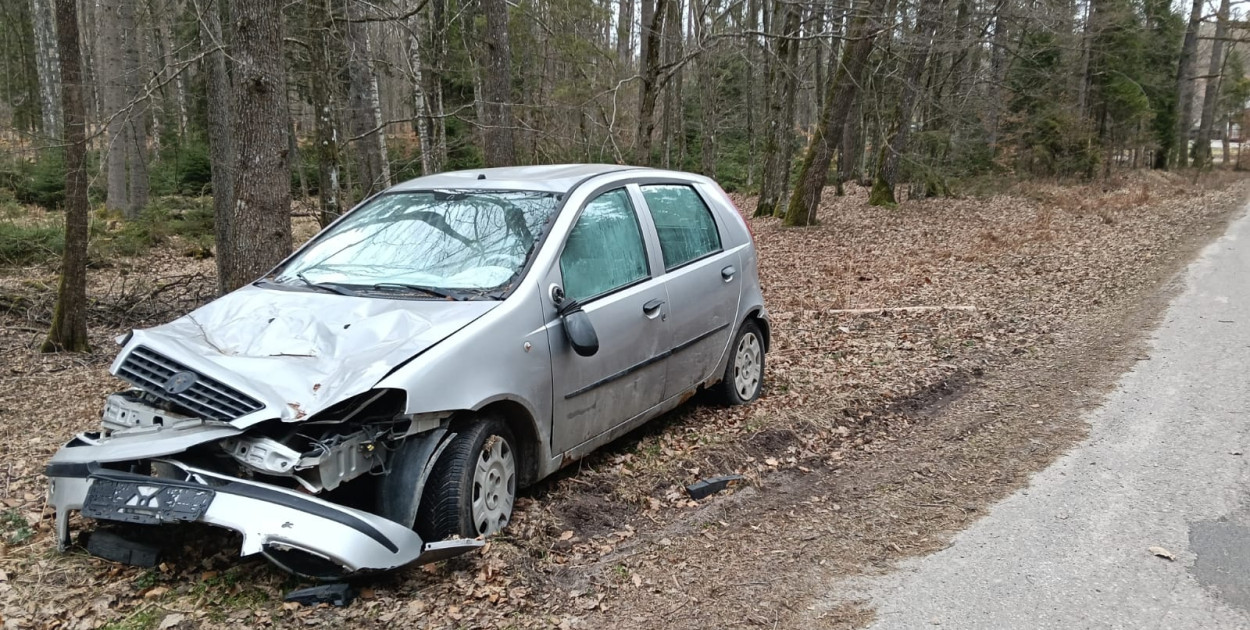 Mirachowo. Porzucony samochód od kilku miesięcy rdzewieje przy drodze