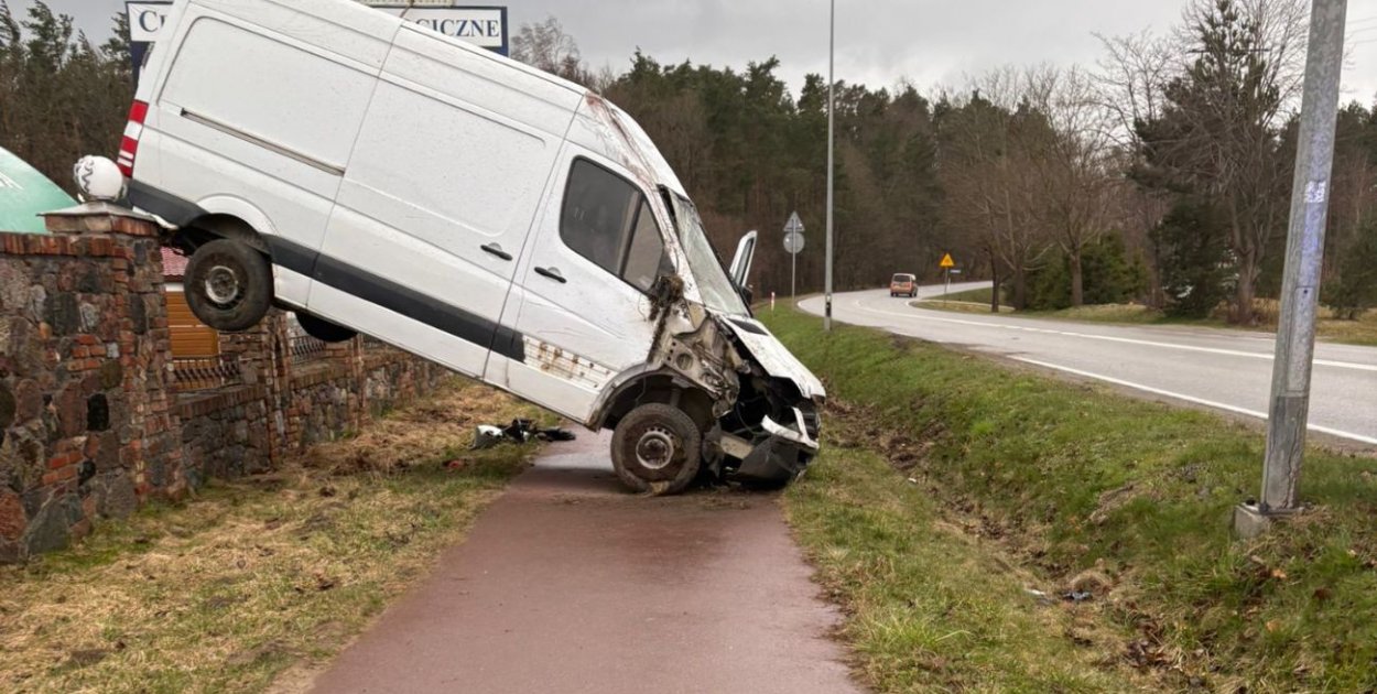 Bus na płocie w Borkowie i wypadek na quadzie w Kamienicy Królewskiej