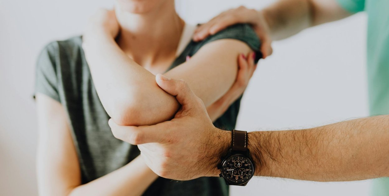 Łokieć tenisisty a odszkodowanie - kiedy można liczyć na wypłatę z polisy?