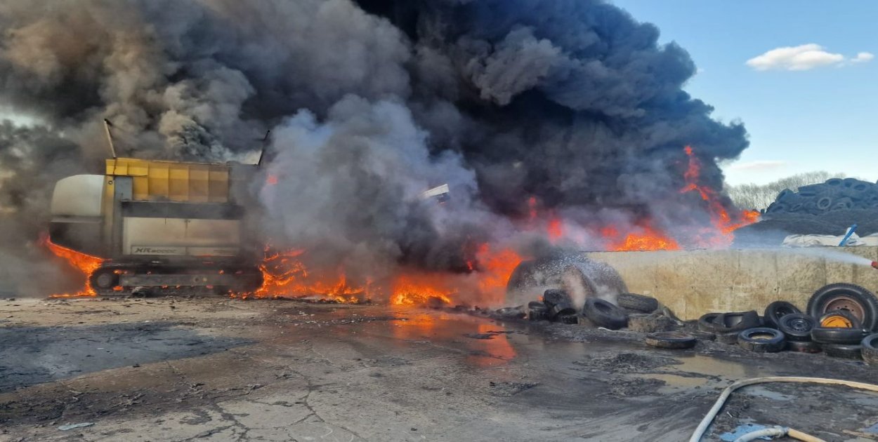 Potężny pożar w zakładzie utylizacji opon