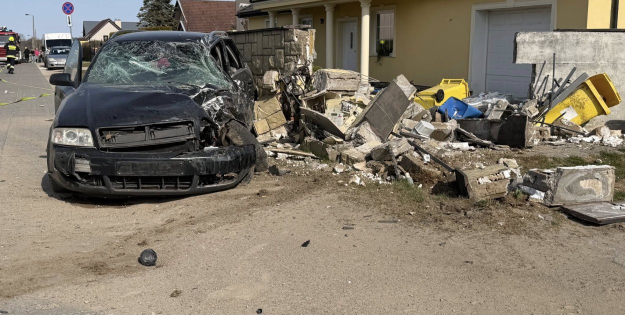 Banino. Poważny wypadek na ul. Księżycowej. 16-latek za kierownicą?