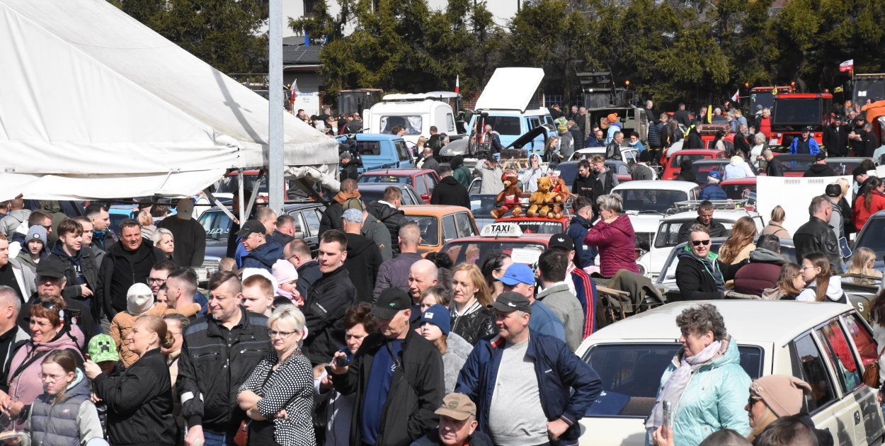 Sierakowice. Tłumnie na pierwszej Giełdzie Samochodowej