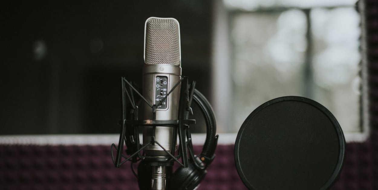 Nagrania lektorskie: jak wybrać głos, zamówić i rozliczyć profesjonalne voice-over