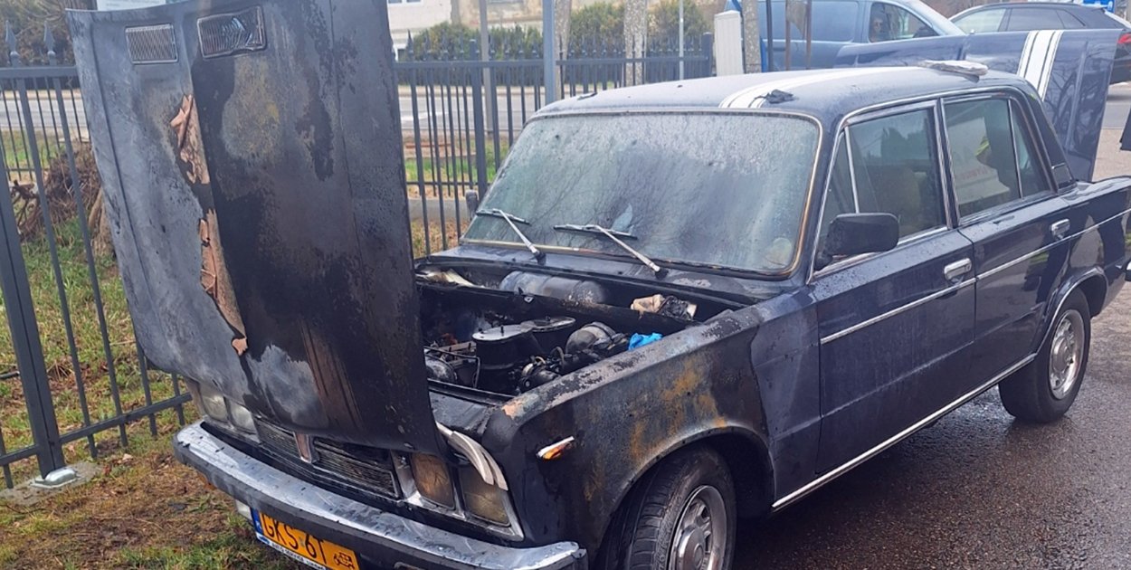 Pożar auta w Hopowie. W ogniu stanął zabytkowy fiat 125