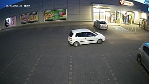Sierakowice. Wyszli ze sklepu i zerwali baner Trza