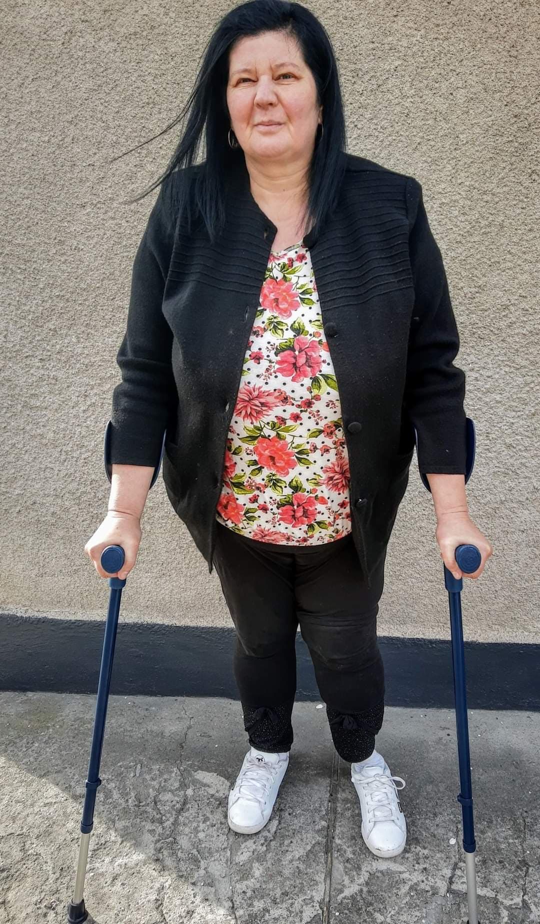 Pani Maria może poruszać się dzięki protezie i kulom. fot. nadesłane