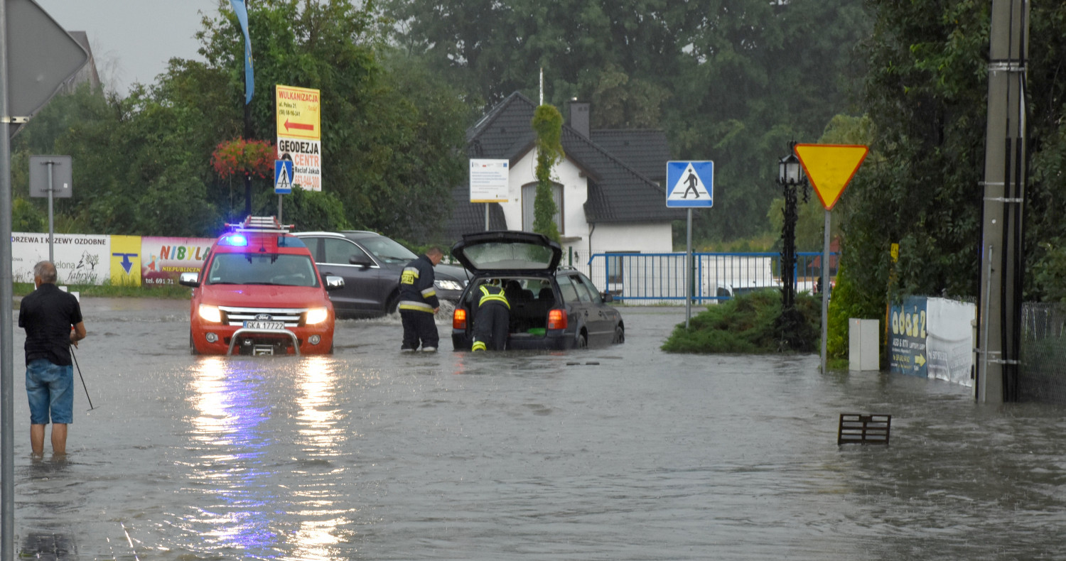Zalane skrzyżowanie ulic Kościerskiej i Kartuskiej w Sierakowicach. fot.W.D.