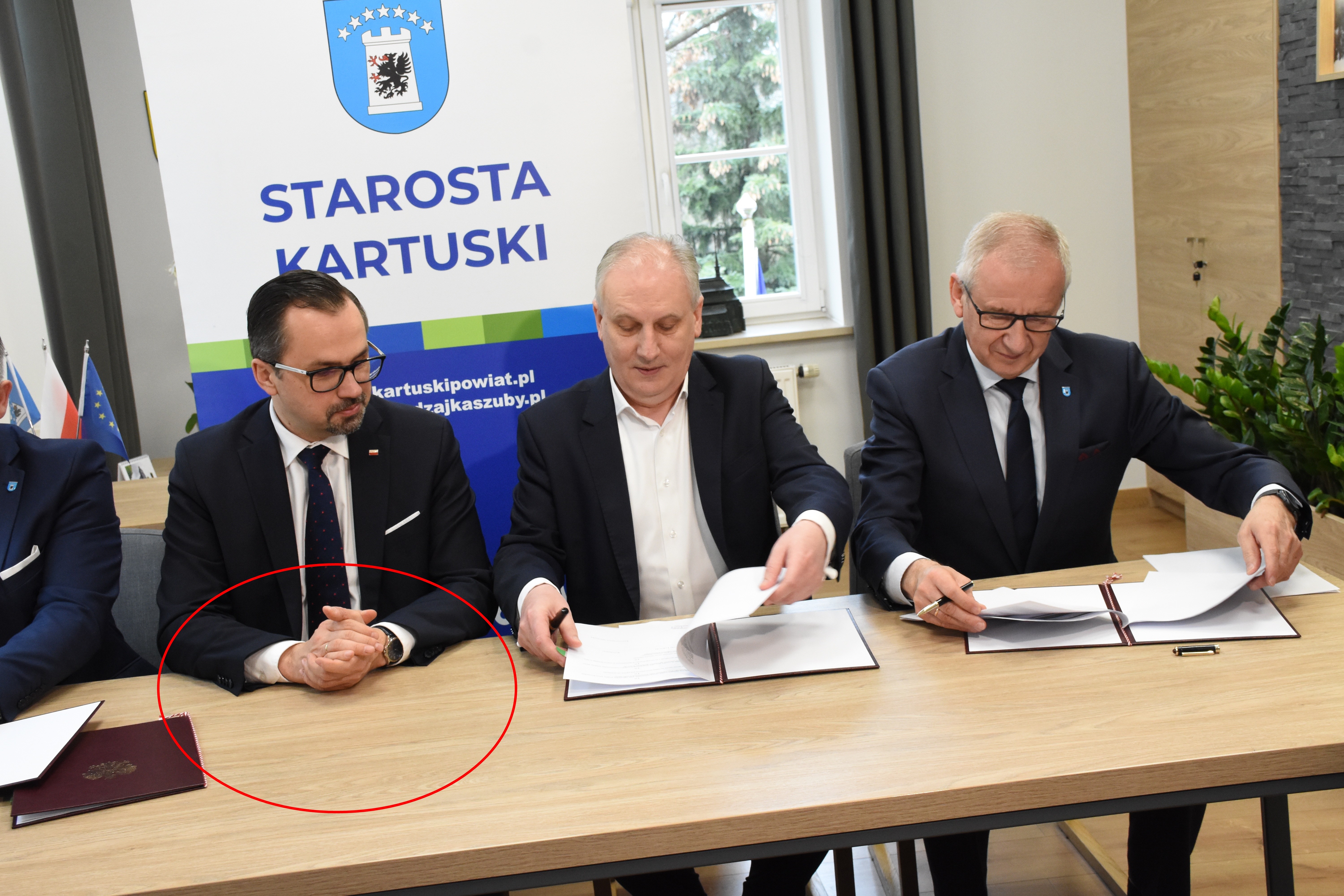 Poseł Marcin Horała w Starostwie Powiatowym w Kartuzach. Umowę podpisują starosta i wojewoda pomorski.fot.W.D.
