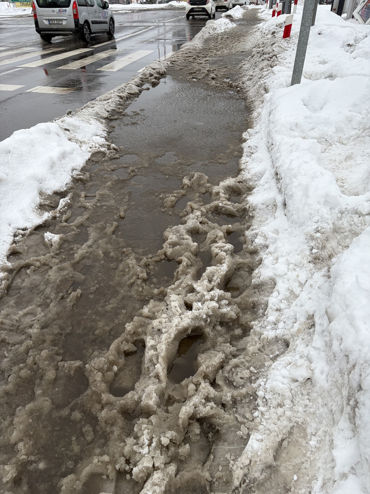 Zdjęcie podglądowe chodnika przy skrzyżowaniu ulic Gdańskiej i Kościerskiej. Stan na dzień 12.02.2026 rok około godziny 14:00. fot. nadesłane/Czytelnik