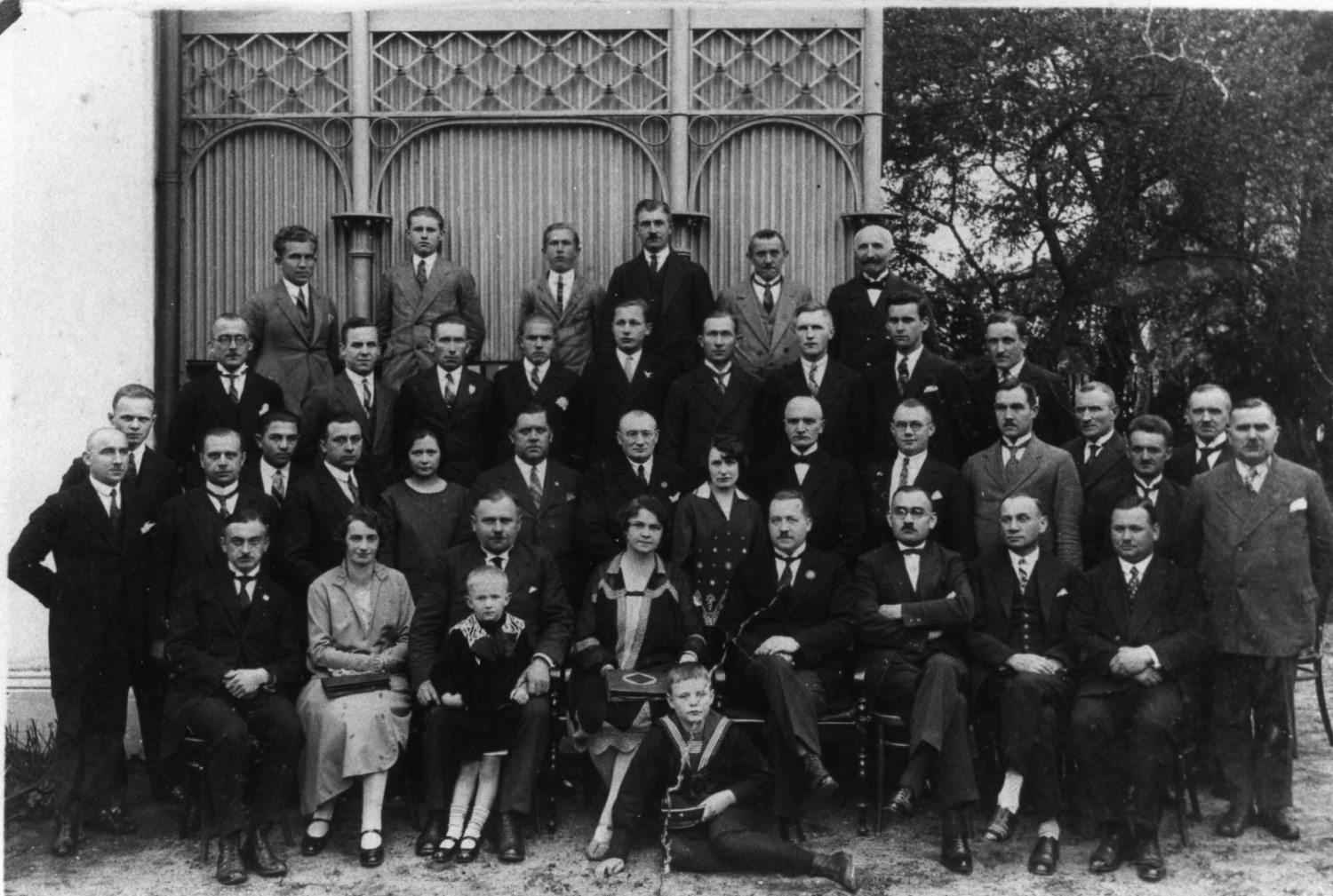 Joachim Rucha - trzeci w pierwszym rzędzie, w otoczeniu pracowników Starostwa Powiatowego w Kartuzach.. fot.ze zbiorów Muzeum Kaszubskiego w Kartuzach