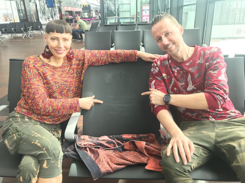 Projektanci motywów kaszubskich na gdańskim lotnisku. fot. www.airport.gdansk.pl