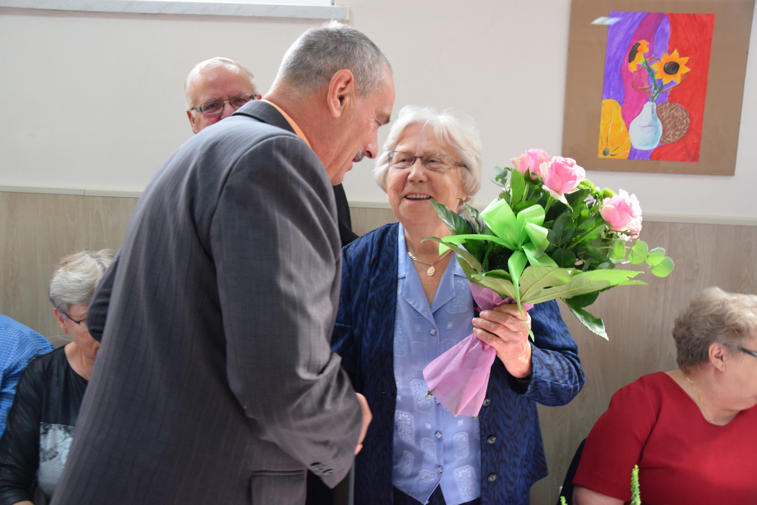 Kwiaty otrzymali najstarsi obecni mieszkańcy, wśród nich była 94-letnia Stefania Kobus. fot. M.Dzienisz