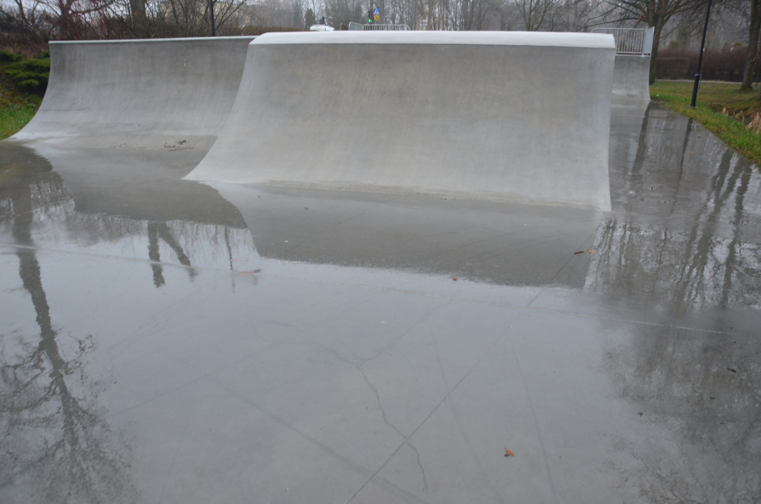 Na płycie skateparku dopatrzono się spękań. fot. M.Dzienisz