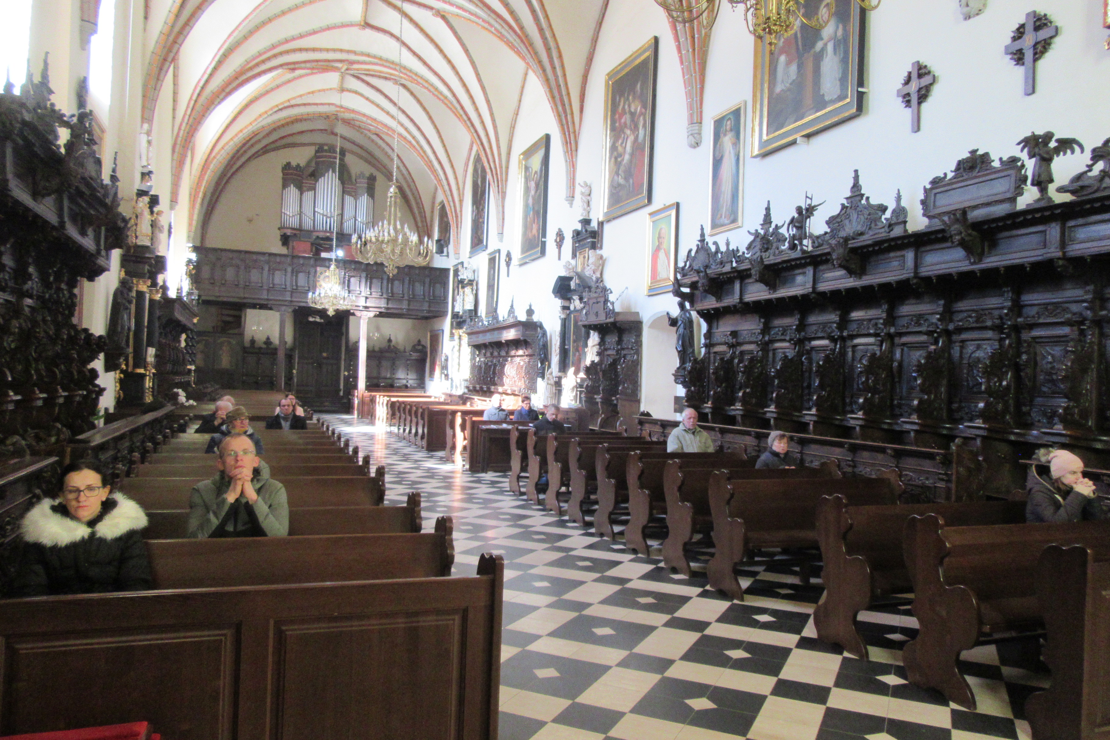 Przed nabożeństwem na godz. 11.00 w kartuskiej kolegiacie. fot. M. Dzienisz